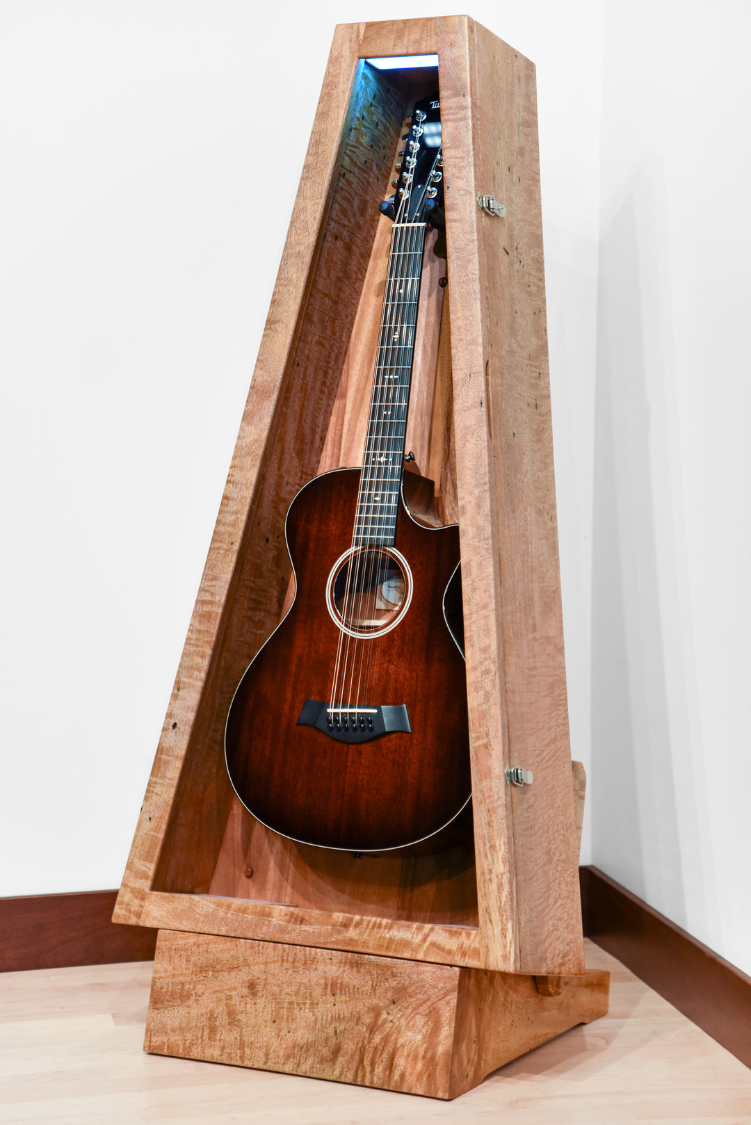 ClimaStand Triangle Humidor with Base - Curly Mango