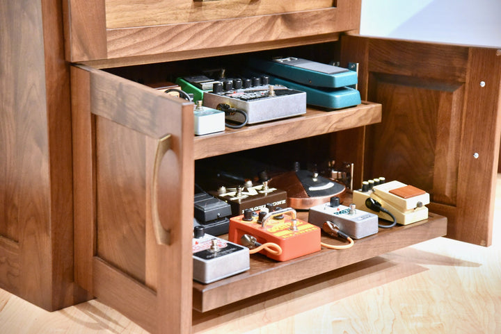 Roll-out pedal shelf extended on Blum soft-close glides