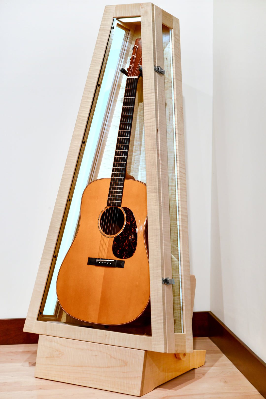 ClimaStand Glass Sided Triangle Humidor with Base in Flamed Maple